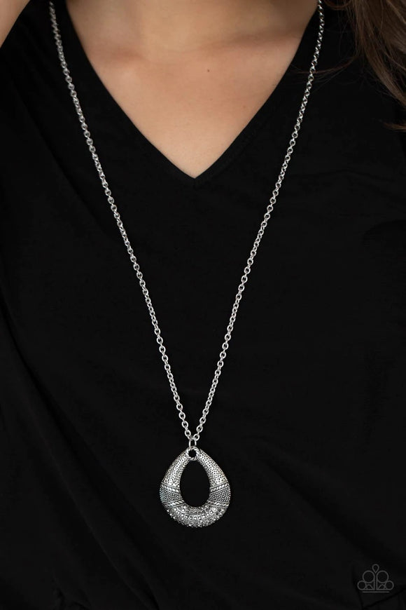 Glitz and Grind - Silver Necklace - Paparazzi Accessories - Glitzygals5dollarbling Paparazzi Boutique 